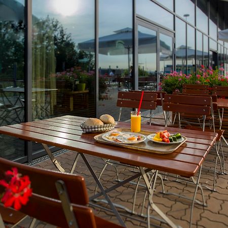 Ibis Vienna Airport Hotel Schwechat Exterior photo